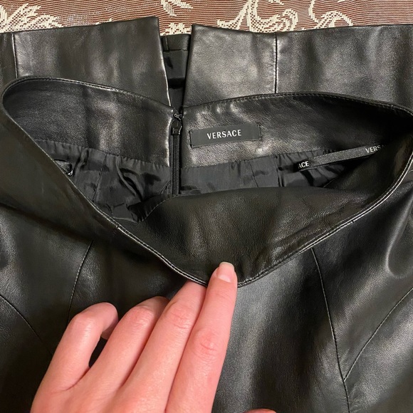 Authentic Versace Black Leather Pencil Skirt, Size 42 Made In Italy. - Picture 6 of 10